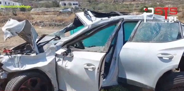 Πάρος: Αυτοκίνητο διαλύθηκε μετά από… τρελή πορεία – Χτύπησε σε κολόνες και τούμπαρε