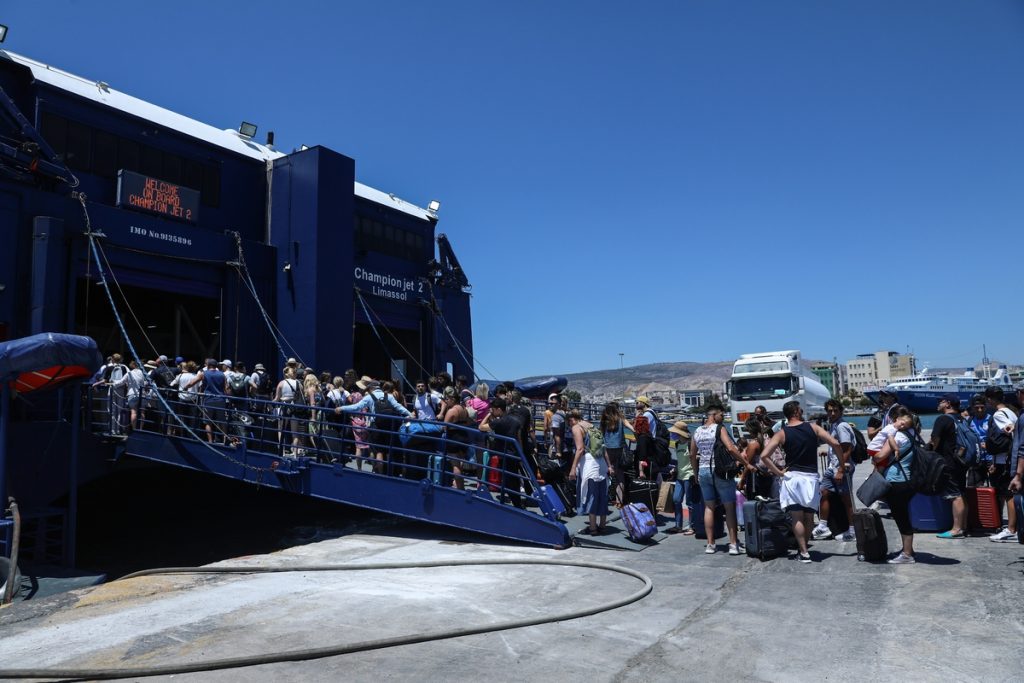 Κορυφώνεται η έξοδος των αδειούχων: 26.417 επιβάτες ταξιδεύουν σήμερα προς τα νησιά