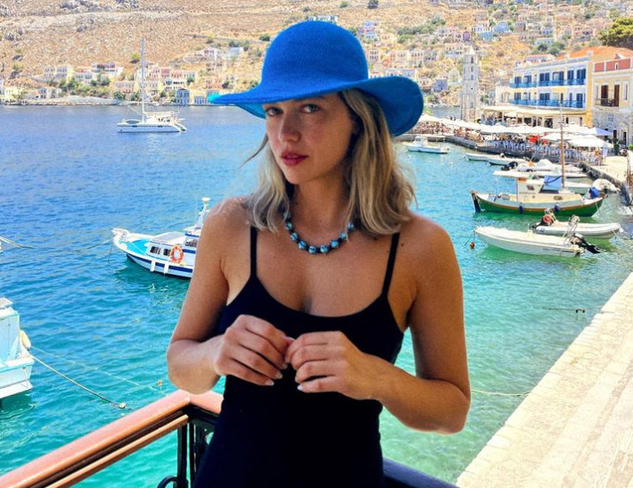 Κλέλια Ανδριολάτου: Οι ανέμελες πόζες της με μπικίνι από το Πήλιο