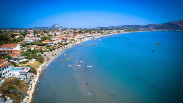 Συλλήψεις σε beach bar στη Ζάκυνθο: Τρία άτομα θα οδηγηθούν στον εισαγγελέα για παράνομη τοποθέτηση ομπελοκαθισμάτων