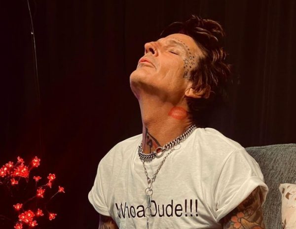 Τόμι Λι: Ανέβασε τη σύζυγό του στη σκηνή για να δείξει το στήθος της – Θύελλα αντιδράσεων από τους θαυμαστές του