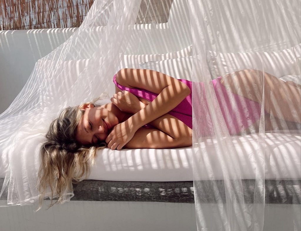 Κλέλια Ανδριολάτου: Τόπλες απολαμβάνει το μπάνιο της λίμνη Δόξα