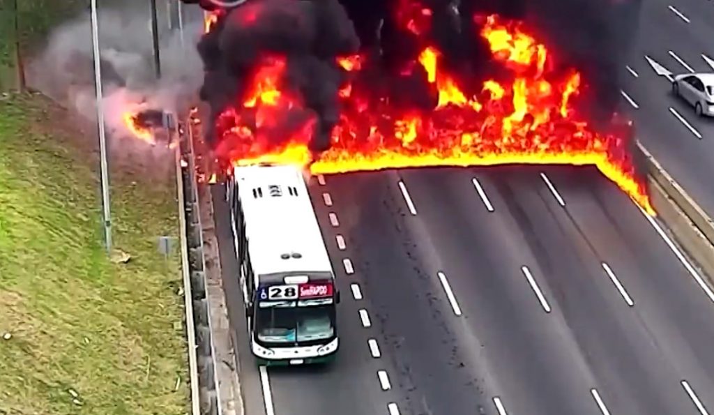 Τρόμος στην Αργεντινή: Λεωφορείο πήρε φωτιά στη μέση του δρόμου – Έτρεχαν να σωθούν οι επιβάτες