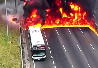 Τρόμος στην Αργεντινή: Λεωφορείο πήρε φωτιά στη μέση του δρόμου – Έτρεχαν να σωθούν οι επιβάτες