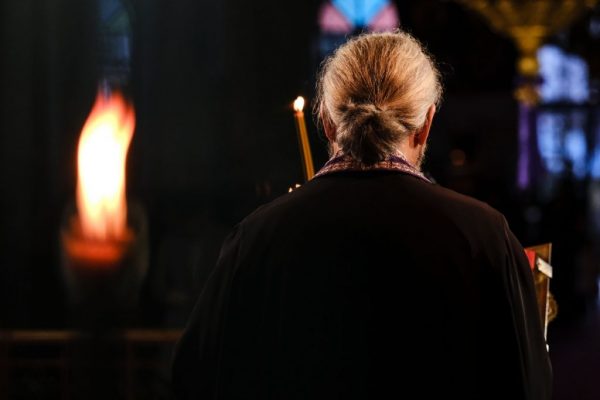 Άγριο επεισόδιο για τις νέες ταυτότητες στην Εύβοια: Ενορίτισσα χαστούκισε ιερέα