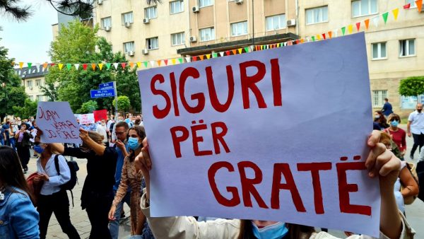 Οργή για τις γυναικοκτονίες σε Αλβανία και Κόσοβο – Ένας στους δύο δικαιολογούν τη βία κατά των γυναικών