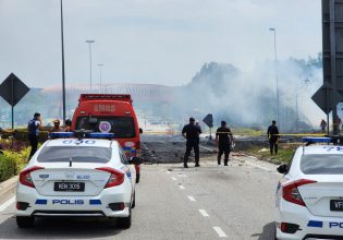 Μαλαισία: Αεροπλάνο συνετρίβη σε αυτοκινητόδρομο – Τουλάχιστον 10 νεκροί