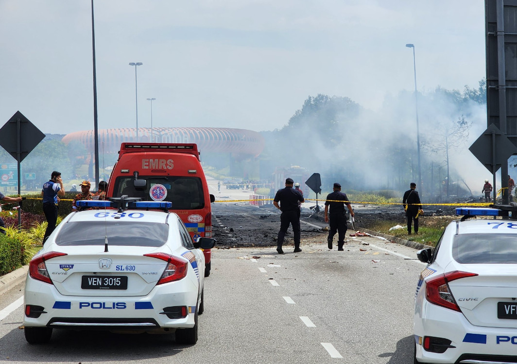 Μαλαισία: Αεροπλάνο συνετρίβη σε αυτοκινητόδρομο - Τουλάχιστον 10 νεκροί