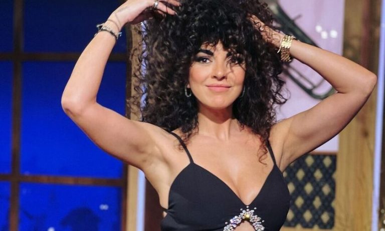 Μαρία Σολωμού: Φωτογραφίζεται με το μαγιό της σε μπαρ της Σαντορίνης