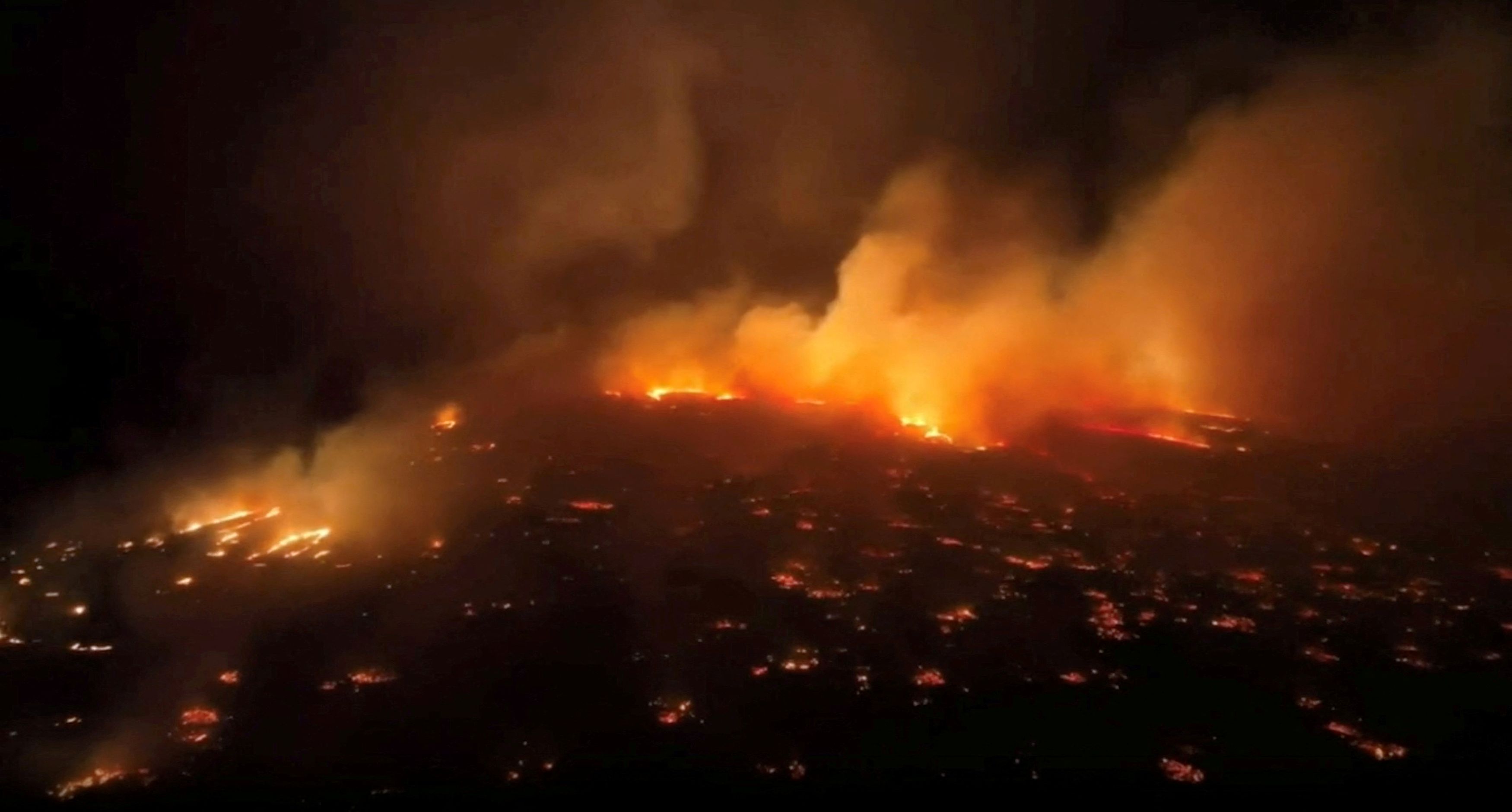 Χαβάη: Πυρκαγιές και τυφώνας σαρώνουν δάση και σπίτια