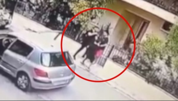 Ενέδρα με μαχαίρι σε 17χρονο στο Ίλιον για να του πάρουν το κινητό