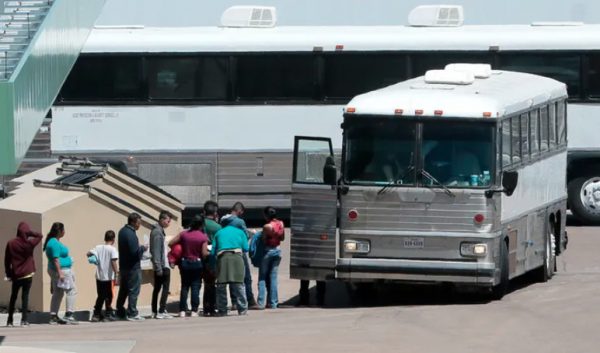 ΗΠΑ: Τρίχρονη πέθανε κατά τη μεταφορά μεταναστών από το Τέξας στο Σικάγο