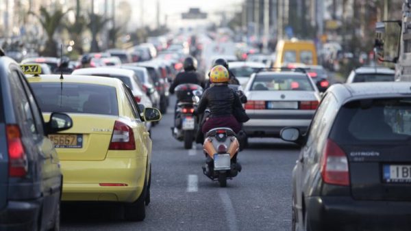 Σταματούν οι σφήνες από τα δίκυκλα στους δρόμους; – Τι προβλέπει ο ΚΟΚ