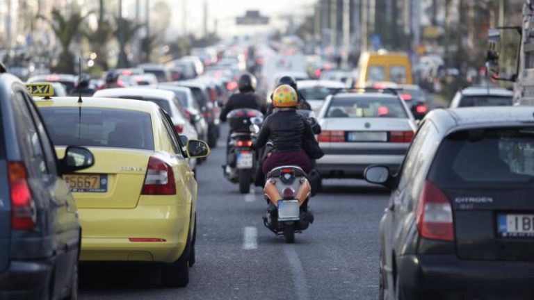 Σταματούν οι σφήνες από τα δίκυκλα στους δρόμους; – Τι προβλέπει ο ΚΟΚ