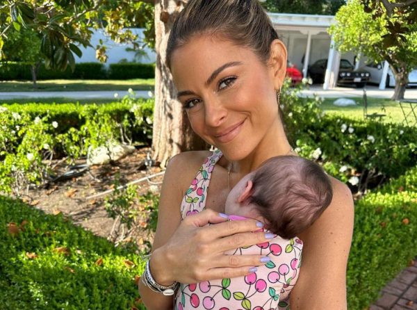 Μαρία Μενούνος: Φωτογραφίζει τον σύζυγό της αγκαλιά με τη νεογέννητη κόρη τους