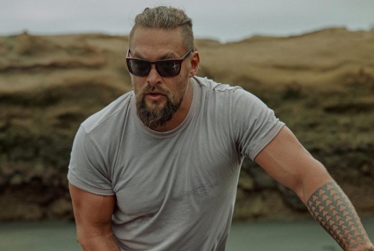 Τζέισον Μομόα: Γιόρτασε τα γενέθλιά του γυμνός στα χιόνια