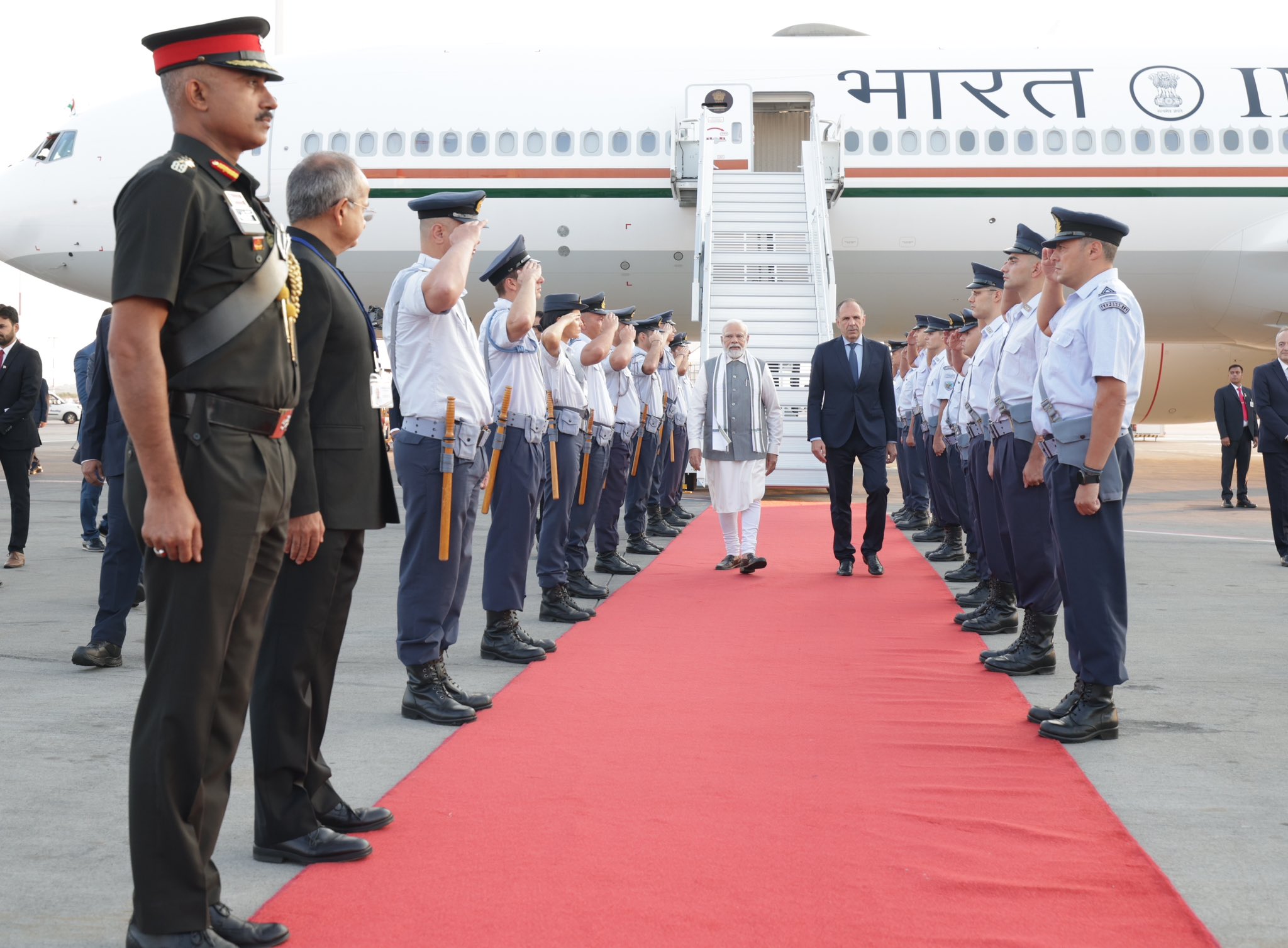 Έφτασε στην Αθήνα ο πρωθυπουργός της Ινδίας Ναρέντρα Μόντι – Στις 11 η συνάντηση με Μητσοτάκη