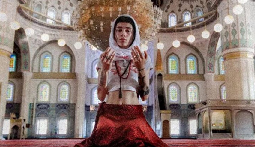 Αντιδράσεις για φωτογράφιση μοντέλου σε τζαμί – «Προσβάλλει τη θρησκεία μας»