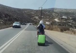 Μύκονος: Τουρίστες σέρνουν βαλίτσα με ροδάκια πίσω από μηχανάκι