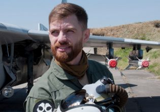 Πόλεμος στην Ουκρανία: Θρήνος για τον «Juice» – Νεκρός ο θρυλικός πιλότος σε σύγκρουση αεροσκαφών