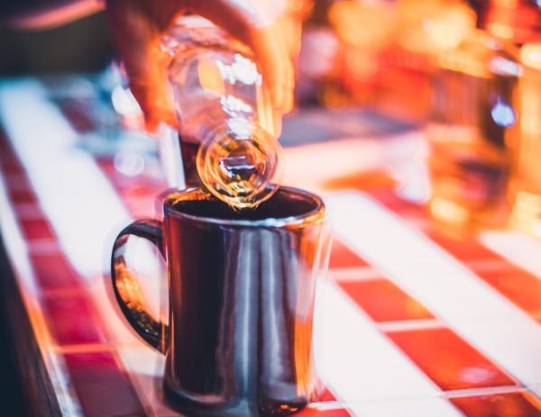 Διακοπές και αλκοόλ: Πώς να απολαύσουμε το ποτό μας χωρίς τον πονοκέφαλο της επόμενης μέρας