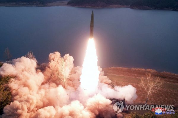 Βόρεια Κορέα: Εκτόξευσε 2 βαλλιστικούς πυραύλους σε άσκηση για «πλήγμα με τακτικά πυρηνικά όπλα»