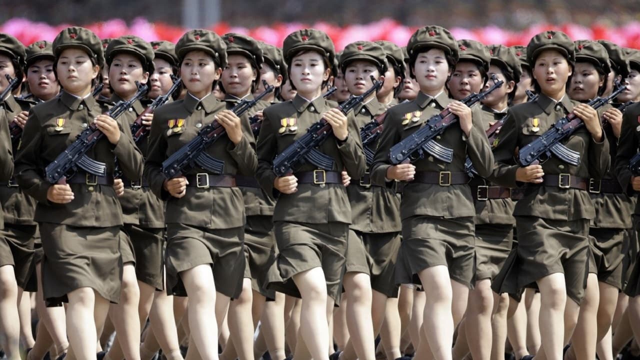 Βόρεια Κορέα: Εμφάνισε ένα νέο τρομακτικό όπλο στην παρέλαση της Πιονγιάνγκ