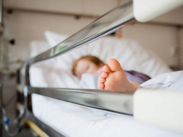 Τραγωδία στην Τήνο: Τι λένε ο πατέρας του παιδιού και οι αστυνομικοί που τους μετέφεραν στο Κέντρο Υγείας