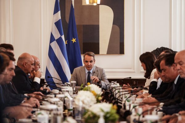 Τα «μαύρα» σύννεφα που φοβάται το Μαξίμου και βάζει φρένο σε παροχές