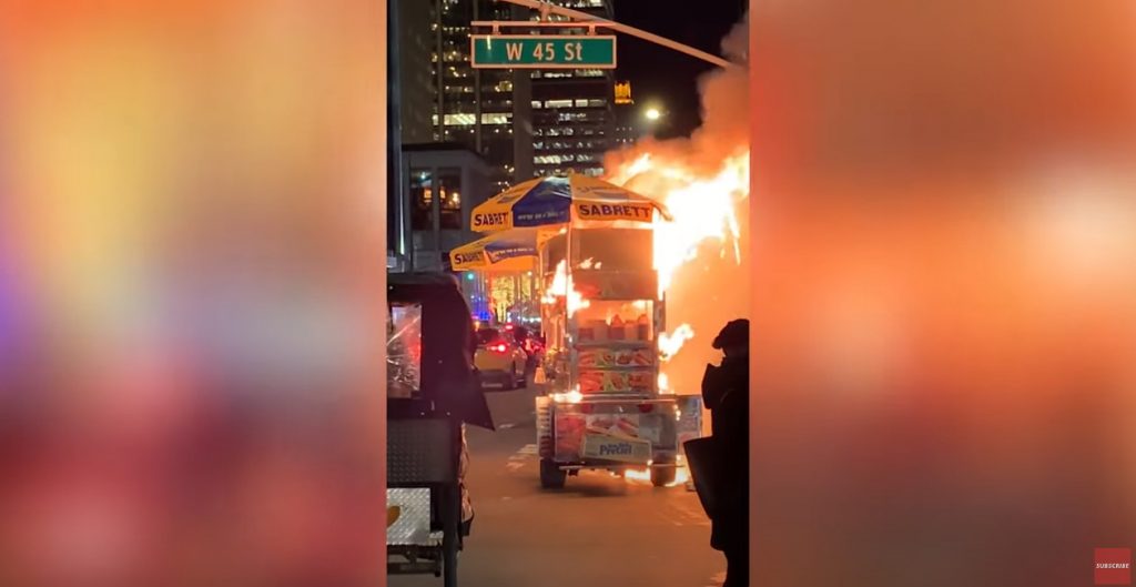 Νέα Υόρκη: Στις φλόγες παραδόθηκε σταντ με hot dog – Περαστικοί περνούσαν από δίπλα χωρίς να αντιδρούν