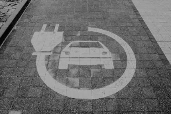 Ηλεκτροκίνηση: Ο πόλεμος για τις μπαταρίες – «Λίγοι νικητές, πολλοί χαμένοι και πολύ αίμα στο πάτωμα»