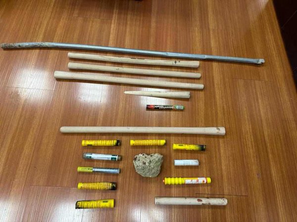 Νέα Φιλαδέλφεια: Αυτό είναι το οπλοστάσιο των Κροατών χούλιγκαν – Στυλιάρια, σουγιάδες και τάβλες με καρφιά