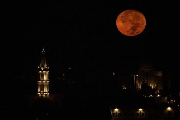 Ζώδια: Αυτά θα προσγειωθούν στην πραγματικότητα με την Πανσέληνο του Αυγούστου