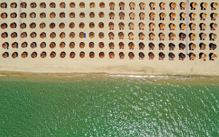 Παραλίες: Πληθαίνουν οι καταγγελίες από το «κίνημα της πετσέτας»