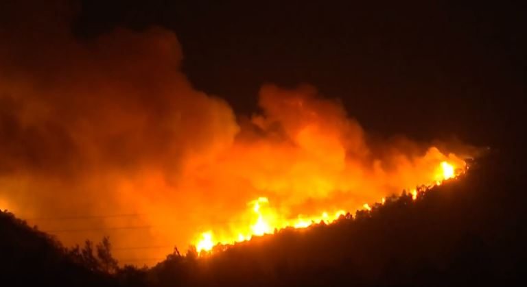 Φωτιά: Νέες αναζωπυρώσεις στην Πάρνηθα – Τραυματισμός πυροσβέστη – Νύχτα αγωνίας σε Ροδόπη και Βοιωτία