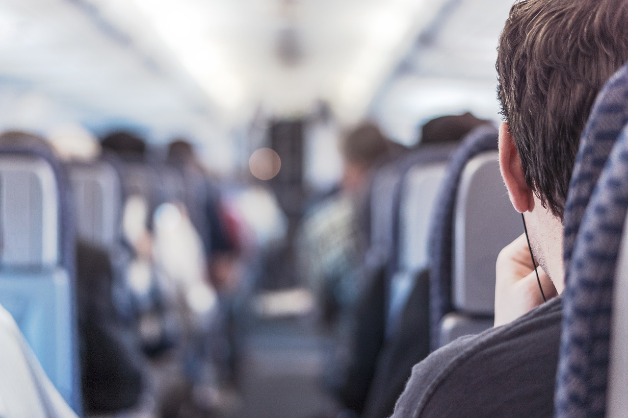 Αεροσυνοδός σάς δίνει 4 πρακτικές συμβουλές που θα σας βοηθήσουν να ξεπεράσετε τον φόβο σας για τα αεροπλάνα