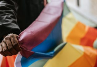 Γεωργία: Κραδασμοί στις σχέσεις της με την Ευρωπαϊκή Ένωση λόγω επιθέσεων στην ΛΟΑΤΚΙ+ κοινότητα της χώρας