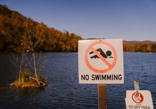 Χαλκιδική: Απαγορεύεται το κολύμπι στην παραλία της Νικήτης – Γέμισε απόβλητα η θάλασσα