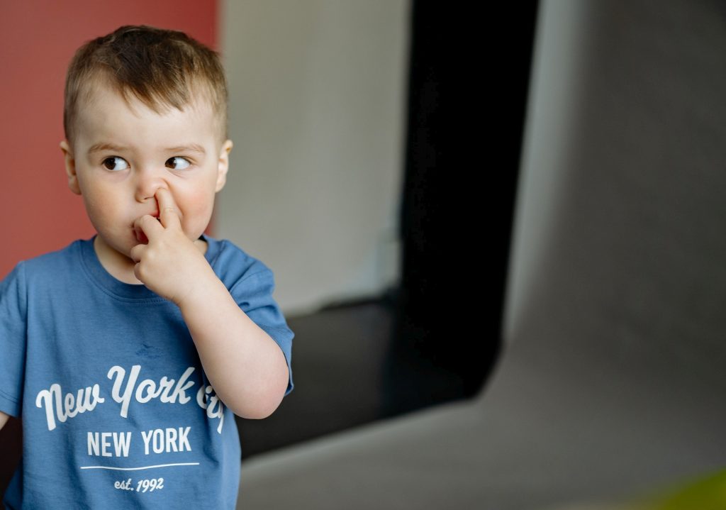 Κοροναϊός: «Αυξημένος κίνδυνος» για όσους σκαλίζουν τη μύτη