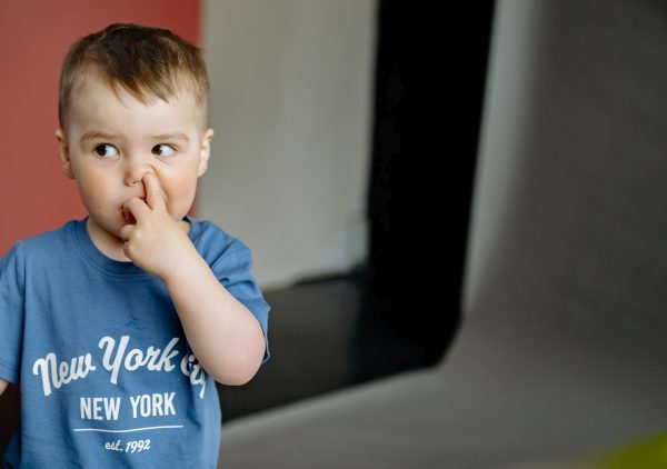 Κοροναϊός: «Αυξημένος κίνδυνος» για όσους σκαλίζουν τη μύτη