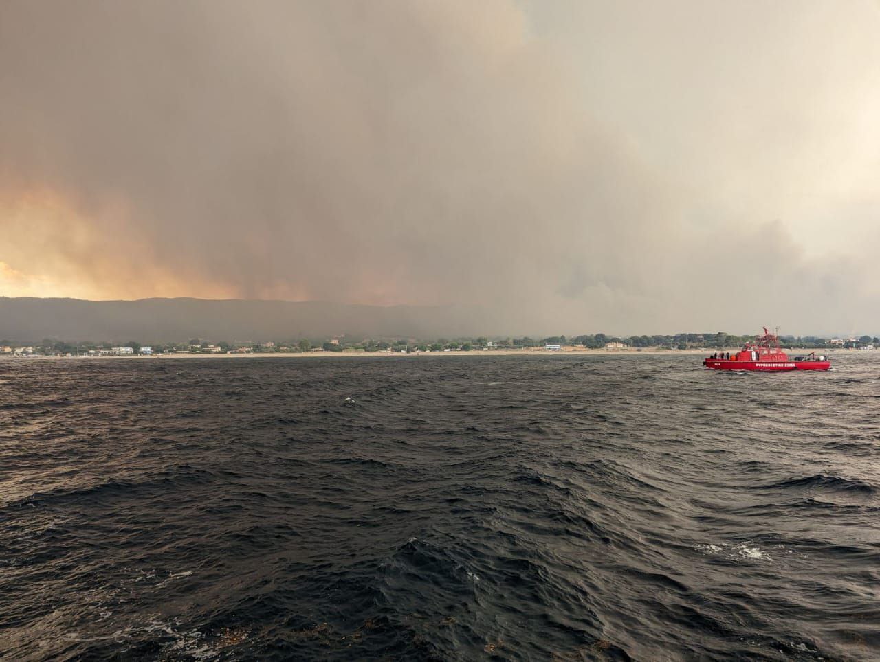 Φωτιά: Ολοκληρώθηκε με ασφάλεια ο απεγκλωβισμός 43 ατόμων από τα Δίκελλα στο λιμάνι της Αλεξανδρούπολης