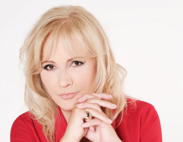 Το MEGA ανανεώνει τη συνεργασία του με την Αγγελική Νικολούλη