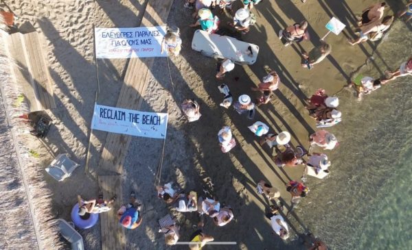 Κίνημα της πετσέτας: «Με εκσκαφικό έβγαζε τις πλάκες από τη θάλασσα της Πλάκας στη Νάξο» – Νέες καταγγελίες για παραβάσεις από επιχειρήσεις