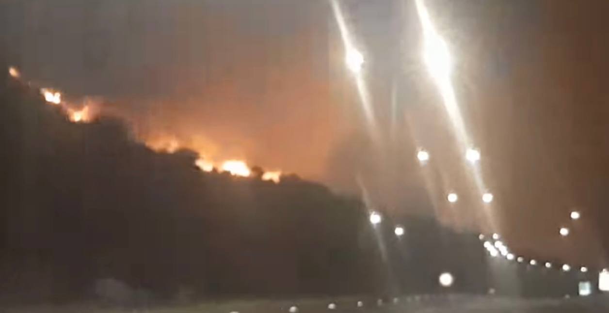 Φωτιά στην Αθηνών - Κορίνθου στο 29ο χλμ - Έκλεισε το ρεύμα προς Κόρινθο