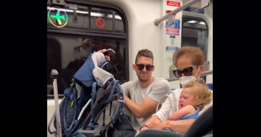 Μωρό τουρίστριας ξεσπά σε κλάματα στο μετρό Αθήνας και Ελληνίδα γιαγιά το… νανουρίζει