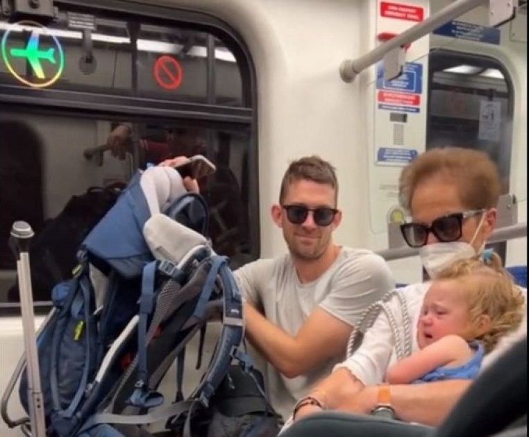 Μωρό τουρίστριας ξεσπά σε κλάματα στο μετρό Αθήνας και Ελληνίδα γιαγιά το… νανουρίζει