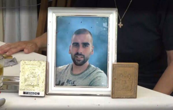 Νέα Φιλαδέλφεια: Συγκλονίζει η μητέρα του Μιχάλη Κατσουρή – «Ψάχνω στα βίντεο τον δολοφόνο του γιου μου»