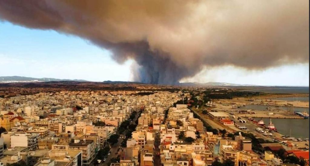 Αλεξανδρούπολη: Πυκνό σύννεφο καπνού σκέπασε την πόλη – Μήνυμα από το 112 «κλείστε πόρτες και παράθυρα»