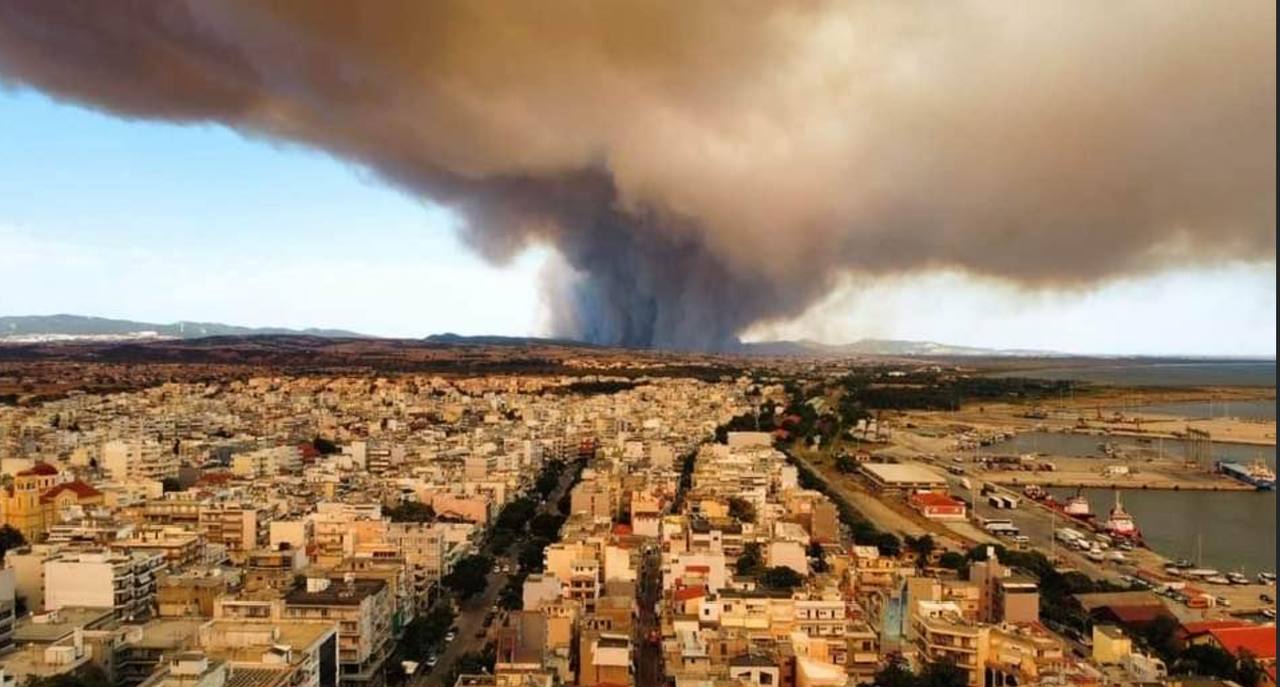 Αλεξανδρούπολη: Πυκνό σύννεφο καπνού σκέπασε την πόλη - Μήνυμα από το 112 «κλείστε πόρτες και παράθυρα»