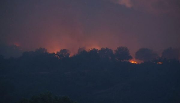 Φωτιά στην Αλεξανδρούπολη: Πυκνοί καπνοί «πνίγουν» την πόλη – Εκκενώθηκαν οκτώ οικισμοί – Ανησυχία για τη νύχτα